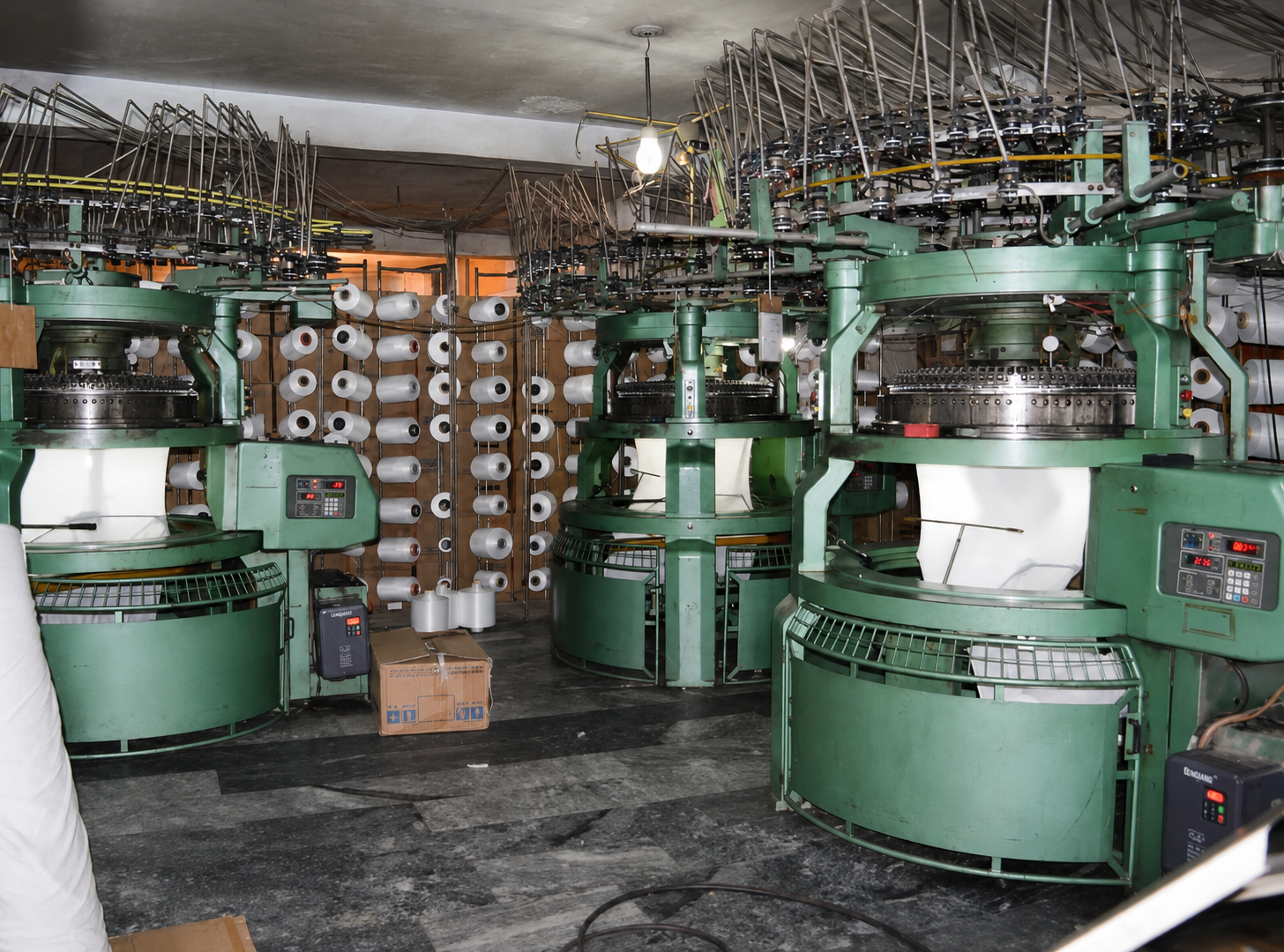 Circular knitting machines used for apparel fabrics